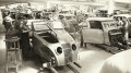 Moderne Zeiten auch bei Karmann: „Fließende“ Montage des Adler „Autobahnwagen“-Cabrio (links) um 1938. Foto: Archiv