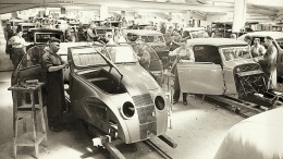 Moderne Zeiten auch bei Karmann: „Fließende“ Montage des Adler „Autobahnwagen“-Cabrio (links) um 1938. Foto: Archiv