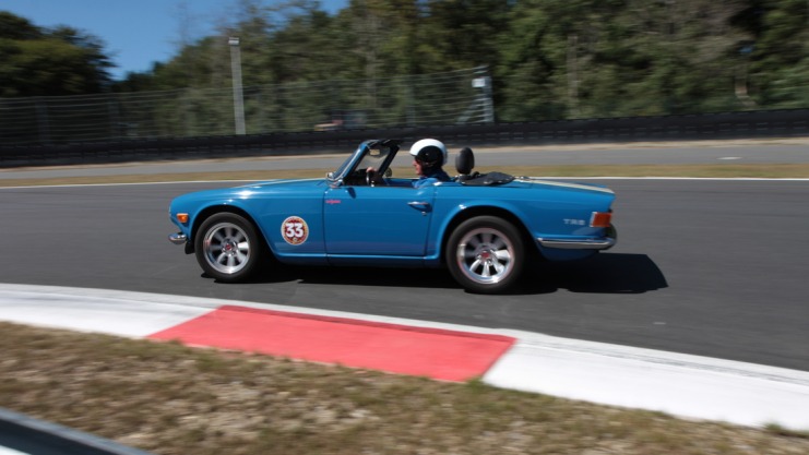 Der tut nichts, der will nur spielen: Ralf Schnitker mit seinem TR6 am Bilster Berg. Foto: Sven Jürgens